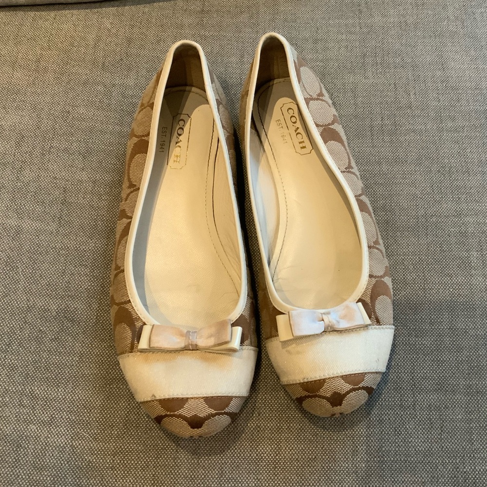 8.5 Coach logo flat